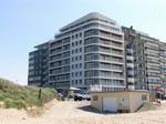 Exclusief nieuwbouwproject, gelegen op de laatste hoek van de wandeldijk te Wenduine. Voor wie op zoek is naar het "Nec plus ultra" van de Belgische kust biedt ze een uitzonderlijke kans om royaal te wonen met zicht op zee, duinen en polders. Terrasresidentie "Hermes" omvat 41 ruime appartementen met royale terrassen, 82 fietsstallingen en 29 garageboxen. Alle woonappartementen zijn voorzien van een absolute luxe-afwerking met onder meer Miele toestellen in de keuken, twee badkamers, exclusieve vloertegels of massief parket, ... Welkom aan boord van "Cruisliner Hermes"! SLECHTS 1 APPARTEMENT en enkele garages BESCHIKBAAR IN DIT PROJECT! Contacteer ons vrijblijvend voor meer info. (2008/007)